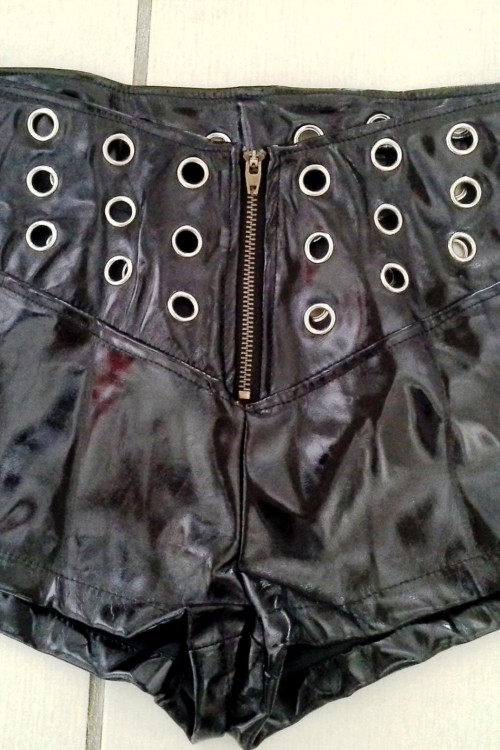 knackige-lack-hot-pants-mit-nieten-l017-500x750h.jpg knackige Lack Hot Pants mit Nieten